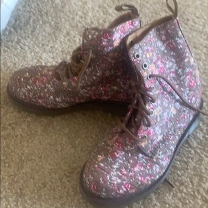 Doc Martens! Azi Wair floral canvas boots !
